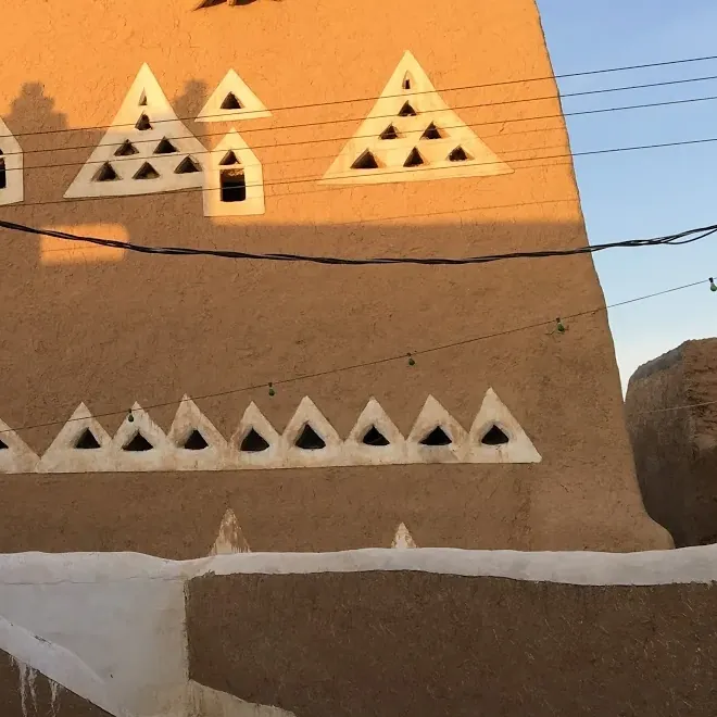 مسجد آل عمار القديم وزخارفه النجدية المثلثة على الطين.
