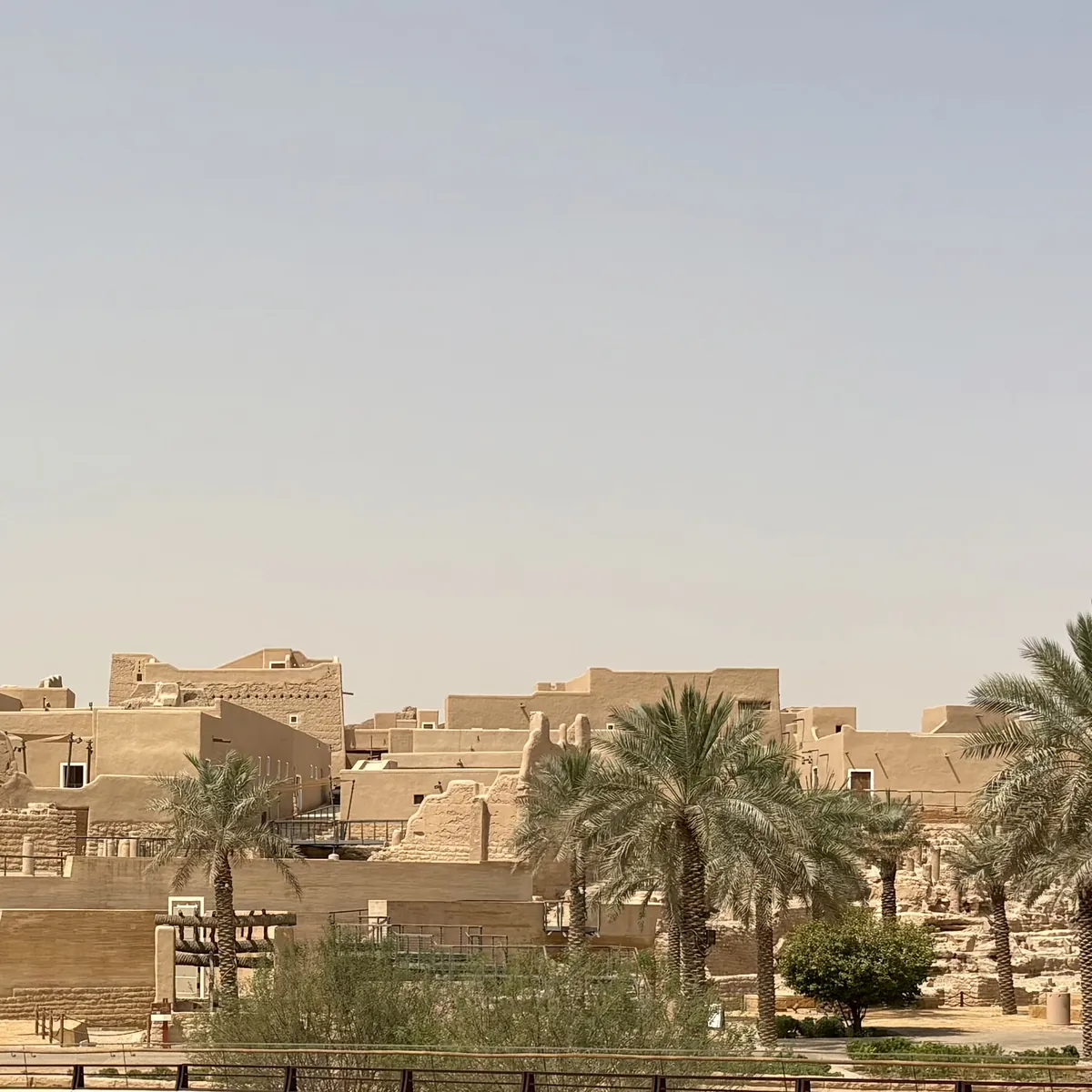 حي الطريف التاريخي بالدرعية عند الغروب، وبيوته الطينية بين النخيل.
